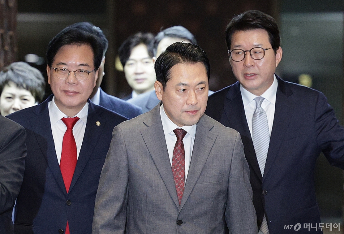 (서울=뉴스1) 신웅수 기자 = 장동혁 국민의힘 대표와 송언석 원내대표가 19일 오전 서울 여의도 국회에서 열린 의원총회에 참석하고 있다. 2025.9.19/뉴스1  Copyright © 뉴스1. All rights reserved. 무단 전재 및 재배포,  AI학습 이용 금지. /사진=(서울=뉴스1) 신웅수 기자