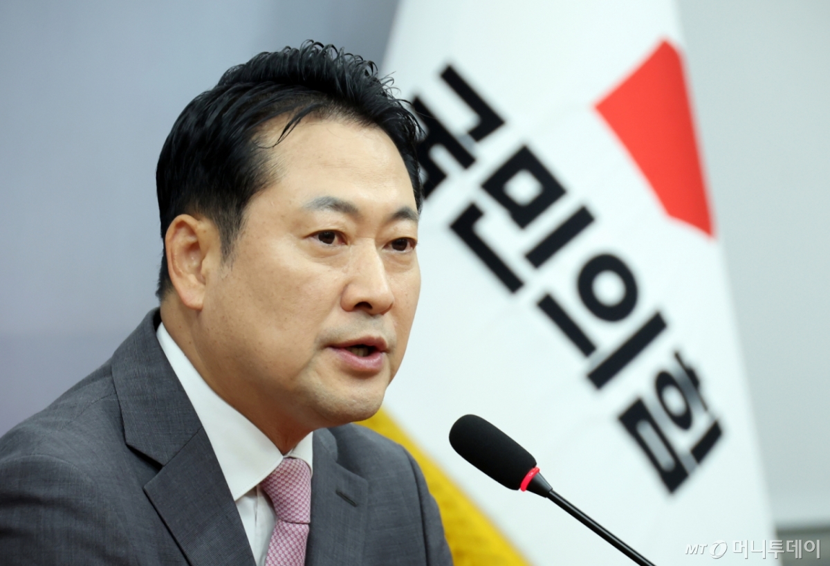 [서울=뉴시스] 고승민 기자 = 장동혁 국민의힘 대표가 17일 서울 여의도 국회에서 권성동 의원 구속 관련 백브리핑을 하고 있다. 2025.09.17. kkssmm99@newsis.com /사진=고승민