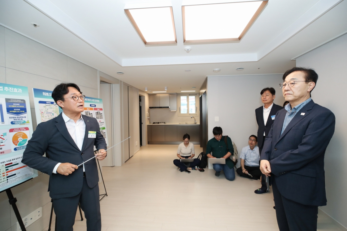 김윤덕 국토교통부 장관이 민간참여 공공주택사업으로 공급된 '위례 자이더시티'를 방문해 사업 현황을 보고받고 있다. /사진제공=국토교통부