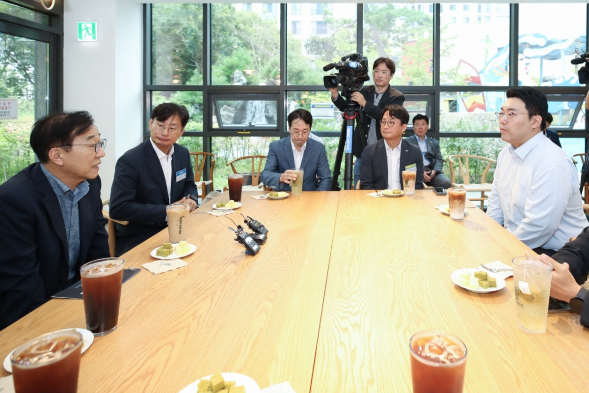 김윤덕 국토교통부장관이 민간참여 공공주택사업으로 공급된 '위례 자이더시티'를 방문해 입주민 및 관계자들과 대화하고 있다. /사진제공=국토교통부