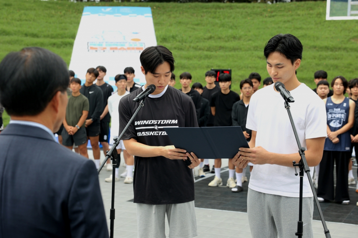 2027 충청 유니버시아드대회 D-2년 기념 국제 대학생 3X3 농구 페스티벌 개막을 앞두고 선서를 하고 있는 대학생·유학생 선수 대표 모습. /사진=2027 충청 유니버시아드대회 조직위원회 제공