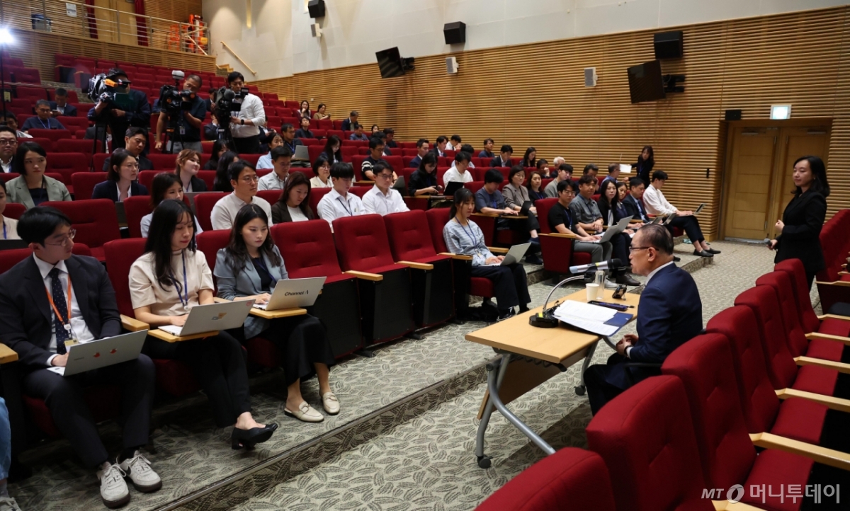 [서울=뉴시스] 최동준 기자 = 위성락 국가안보실장이 19일 서울 용산 대통령실 청사에서 UN총회 순방 관련 기자간담회를 하고 있다. (대통령실통신사진기자단) 2025.09.19. photocdj@newsis.com /사진=류현주