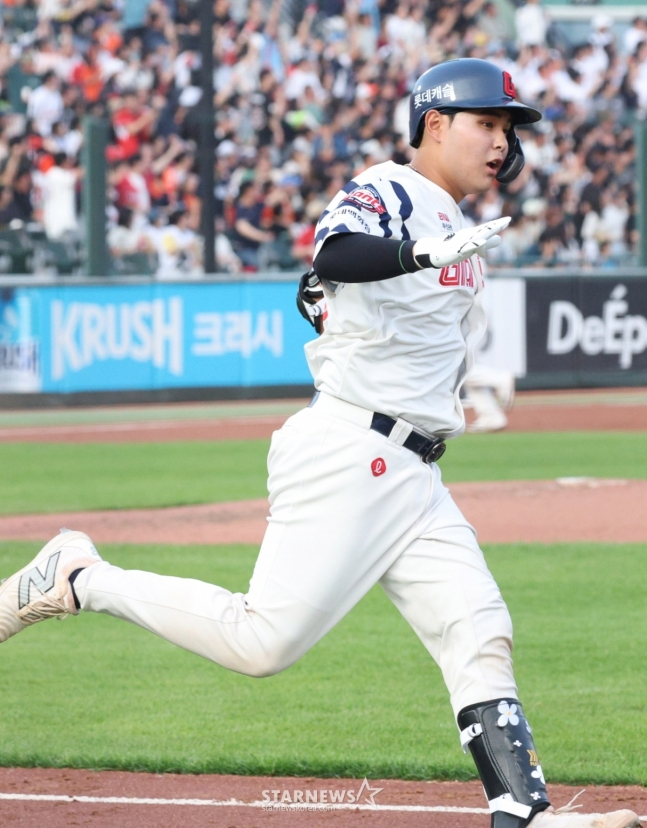 롯데 박재엽이 지난 6월 18일 사직 한화전에서 2회 선제 3점 홈런을 터트리고 그라운드를 돌고 있다. /사진=김진경 대기자