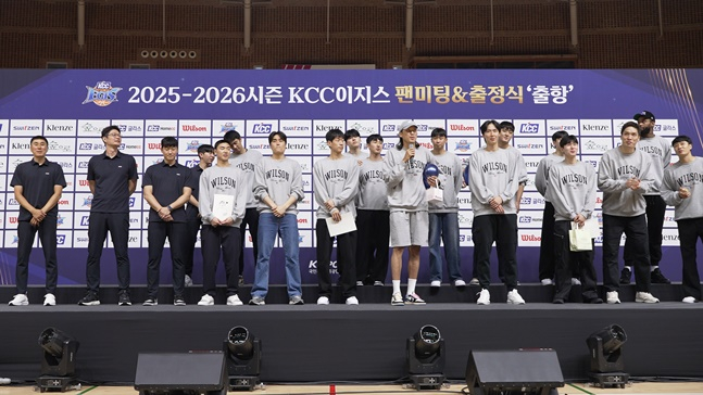 KCC 선수들이 18일 부산 금정실내체육관에서 열린 2024~25시즌 출정식에 참석했다. /사진=KCC 이지스 제공