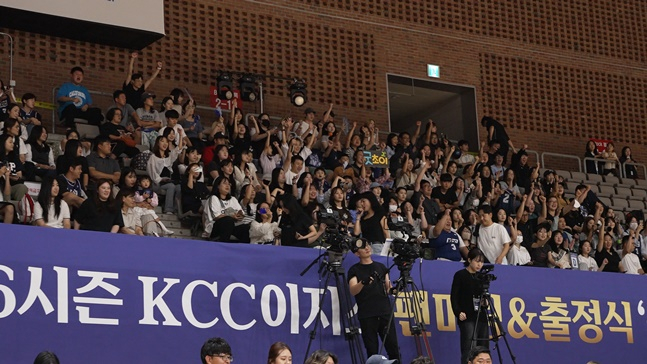 KCC 팬들이 18일 부산 금정실내체육관에서 열린 2024~25시즌 출정식에 참석했다. /사진=KCC 이지스 제공