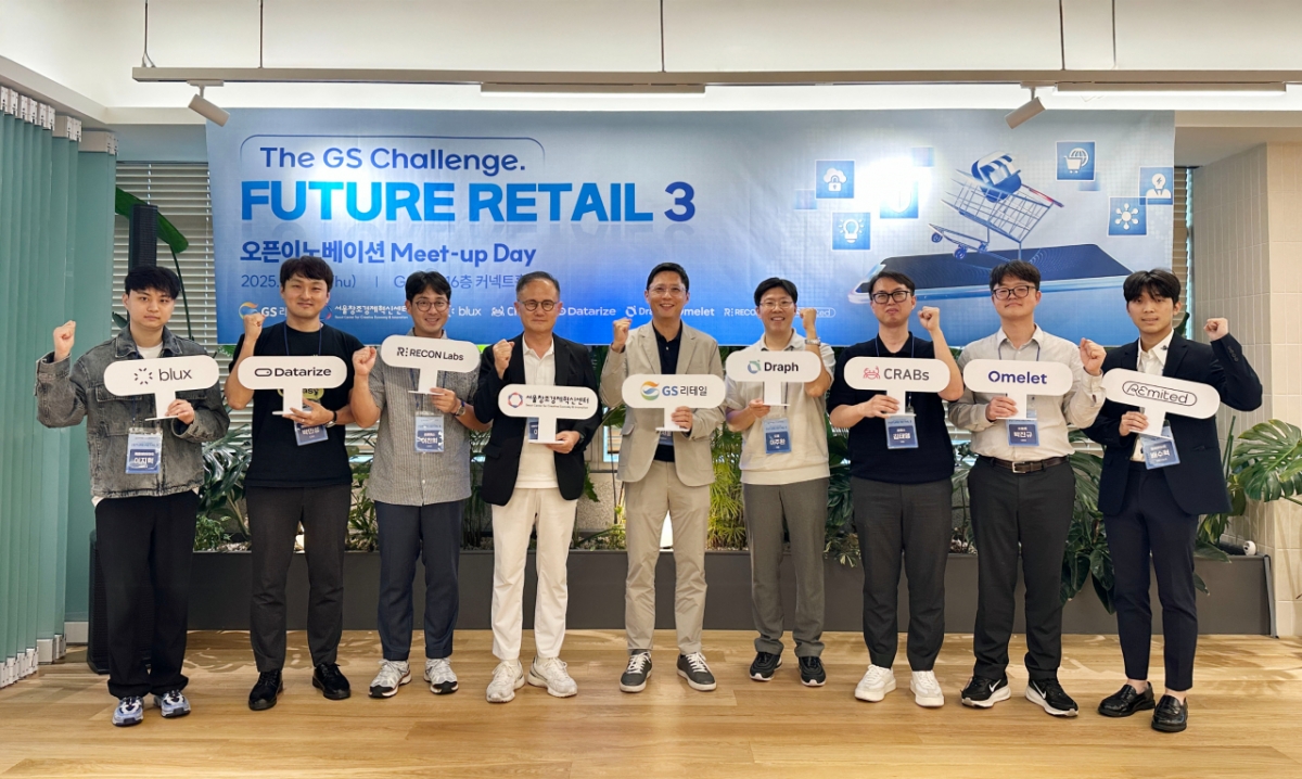 GS리테일이 18일서울 강남구 GS타워에서 ‘더 지에스 챌린지 퓨처 리테일' 3기 밋업 행사를 개최하고 선발 스타트업과 공식적인 협업을 시작했다. 허서홍 GS리테일 대표(가운데)가 이영근 서울창조경제혁신센터장(좌측부터 네번째) 및 스타트업 대표들과 함께 기념촬영을 했다. /사진제공=GS리테일