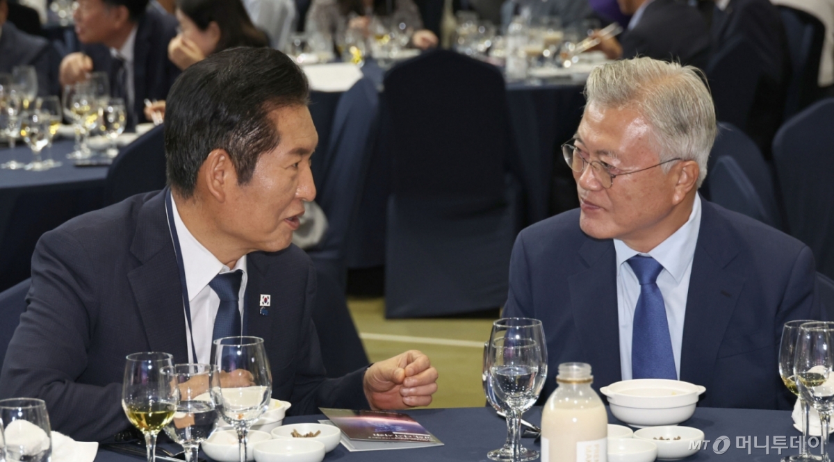 [서울=뉴시스] 국회사진기자단= 문재인 전 대통령과 정청래 더불어민주당 대표가 19일 경기도 파주 캠프 그리브스에서 열린 9.19 평양공동선언 남북군사합의 7주년 기념식 및 2025 한반도 평화주간 개막식에서 대화하고 있다.2025.09.19. photo@newsis.com /사진=