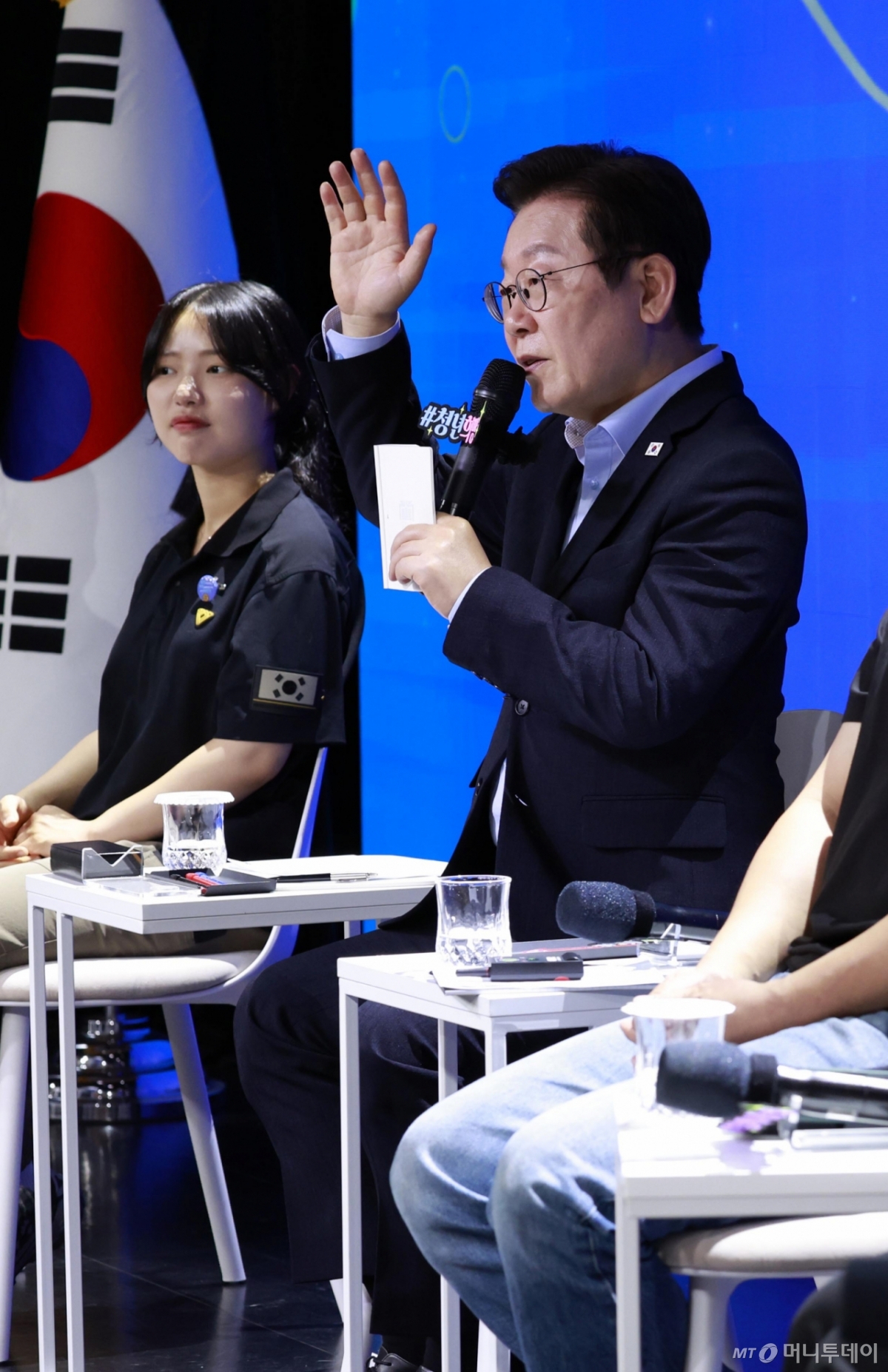 [서울=뉴시스] 최동준 기자 = 이재명 대통령이 19일 서울 마포구 구름아래 소극장에서 열린 2030 청년 소통·공감 토크콘서트에서 발언하고 있다. 2025.09.19. photocdj@newsis.com /사진=최동준