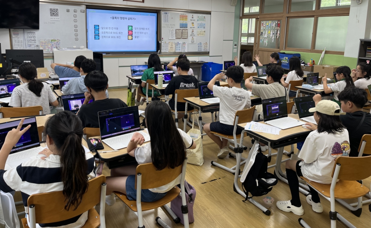 학생들이 디지털새싹 프로그램을 통해 창의적 문제 해결 능력을 키우고 있다.