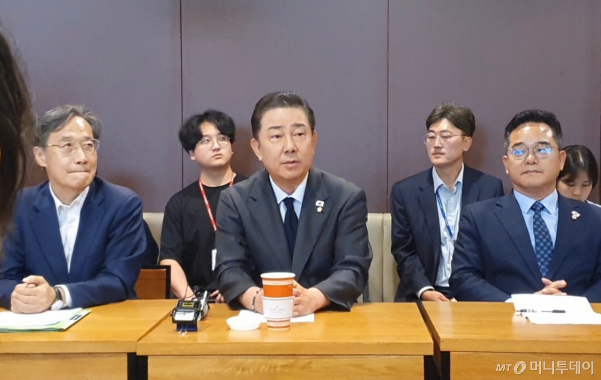 (서울=뉴스1) 문창석 기자 = 김병기 더불어민주당 원내대표가 19일 오후 서울 강서구 홈플러스 본사를 찾아 홈플러스 노조, 입점업체 등 홈플러스 공동 대책위와 간담회를 하고 있다. 2025.9.19/뉴스1  Copyright © 뉴스1. All rights reserved. 무단 전재 및 재배포,  AI학습 이용 금지. /사진=(서울=뉴스1) 문창석 기자