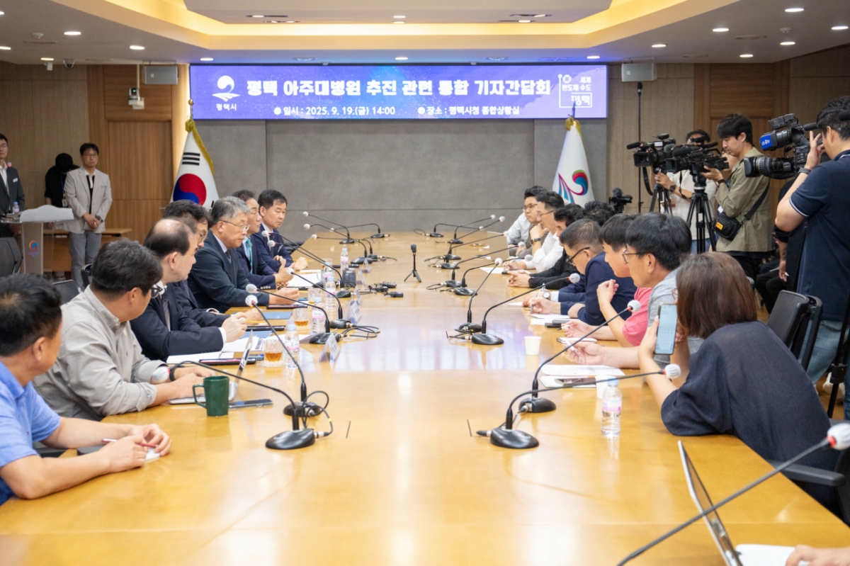 최기주 아주대 총장이 19일 기자회견에서 병원 건립계획에 대해 입장을 밝혔다./사진=권현수 기자