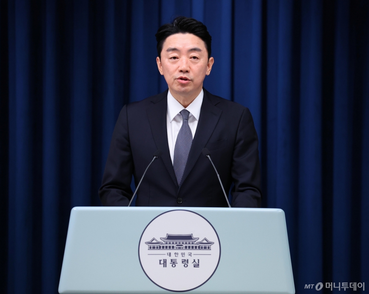 [서울=뉴시스] 최동준 기자 = 강훈식 대통령 비서실장이 19일 용산 대통령실에서 청년의 날을 맞아 진행했던 청년 주간 행사 관련 브리핑을 하고 있다. (대통령실통신사진기자단) 2025.09.19. photocdj@newsis.com /사진=