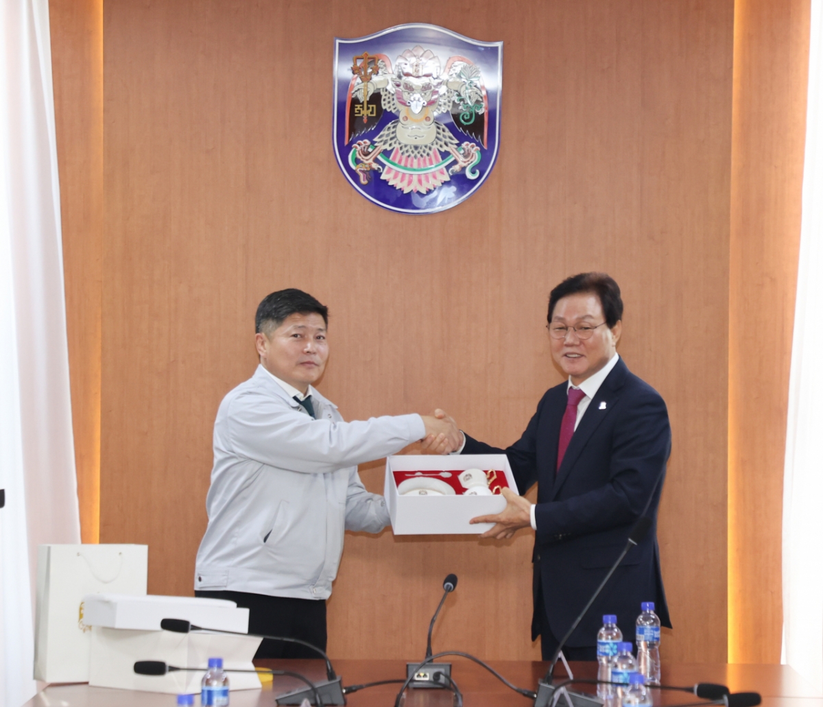박완수 경남도지사(오른쪽)가 니암바토르 울란바토르 시장과 손을 맞잡고 있다./사진제공=경남도