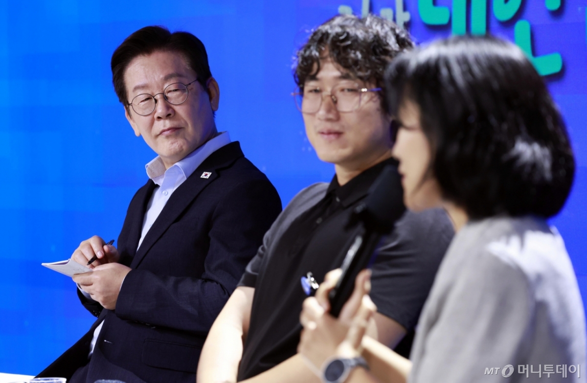 [서울=뉴시스] 최동준 기자 = 이재명 대통령이 19일 서울 마포구 구름아래 소극장에서 열린 2030 청년 소통·공감 토크콘서트에서 참석자 발언을 듣고 있다. 2025.09.19. photocdj@newsis.com /사진=최동준