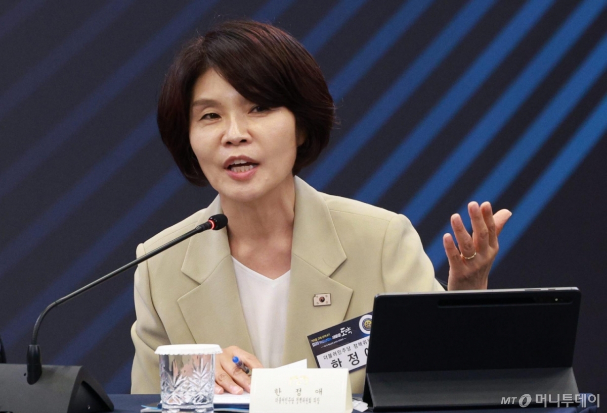 [서울=뉴시스] 고범준 기자 = 한정애 더불어민주당 의원이 15일 서울 성북구 한국과학기술연구원(KIST)에서 열린 제1차 핵심규제 합리화 전략회의에서 발언하고 있다. 2025.09.15.
