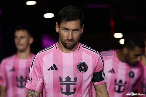 리오넬 메시가 17일(한국시간) 미국 플로리다주의 체이스 스타디움에서 열린 2025 미국 메이저리그 사커(MLS) 경기 전 그라운드를 바라보고 있다. /AFPBBNews=뉴스1