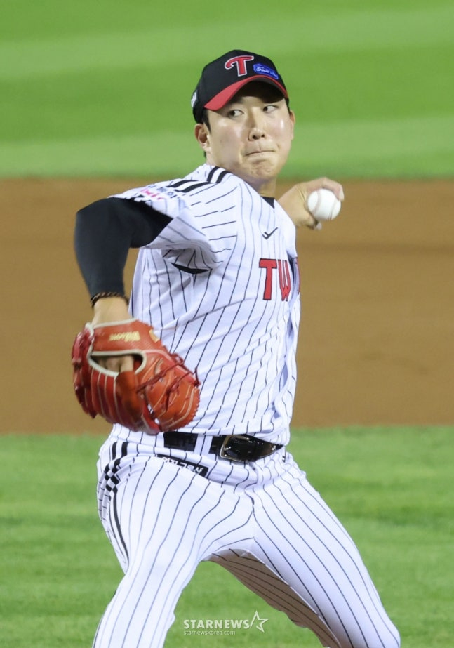 2025 신한 SOL Bank KBO리그 LG 트윈스 대 삼성 라이온즈 경기가 20일 서울 잠실야구장에서 열렸다.  LG 손주영이 역투하고 있다. /사진=김진경 대기자