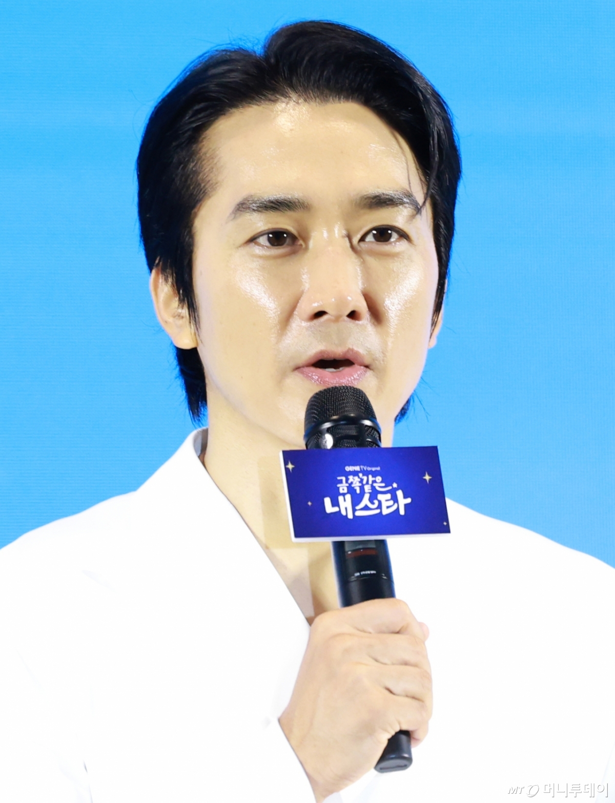 (서울=뉴스1) 권현진 기자 = 배우 송승헌이 12일 오후 서울 구로구 경인로 신도림 디큐브시티 더 세인트에서 열린 지니 TV 오리지널 '금쪽같은 내 스타'(극본 박지하/ 연출 최영훈)의 제작발표회에 참석해 인사말을 하고 있다. '금쪽같은 내 스타'는 대한민국 최고의 톱스타가 하루아침에 평범한 중년 여성이 된 후 펼쳐지는 눈물 콧물 휘날리는 세월 순삭 로맨틱 코미디다. '미쓰 와이프' 이후 10년 만에 재회한 엄정화, 송승헌이 완성할 로맨틱 코미디에 이목이 집중되고 있다. 2025.8.12/뉴스1 Copyright © 뉴스1. All rights reserved. 무단 전재 및 재배포, AI학습 이용 금지. /사진=(서울=뉴스1) 권현진 기자