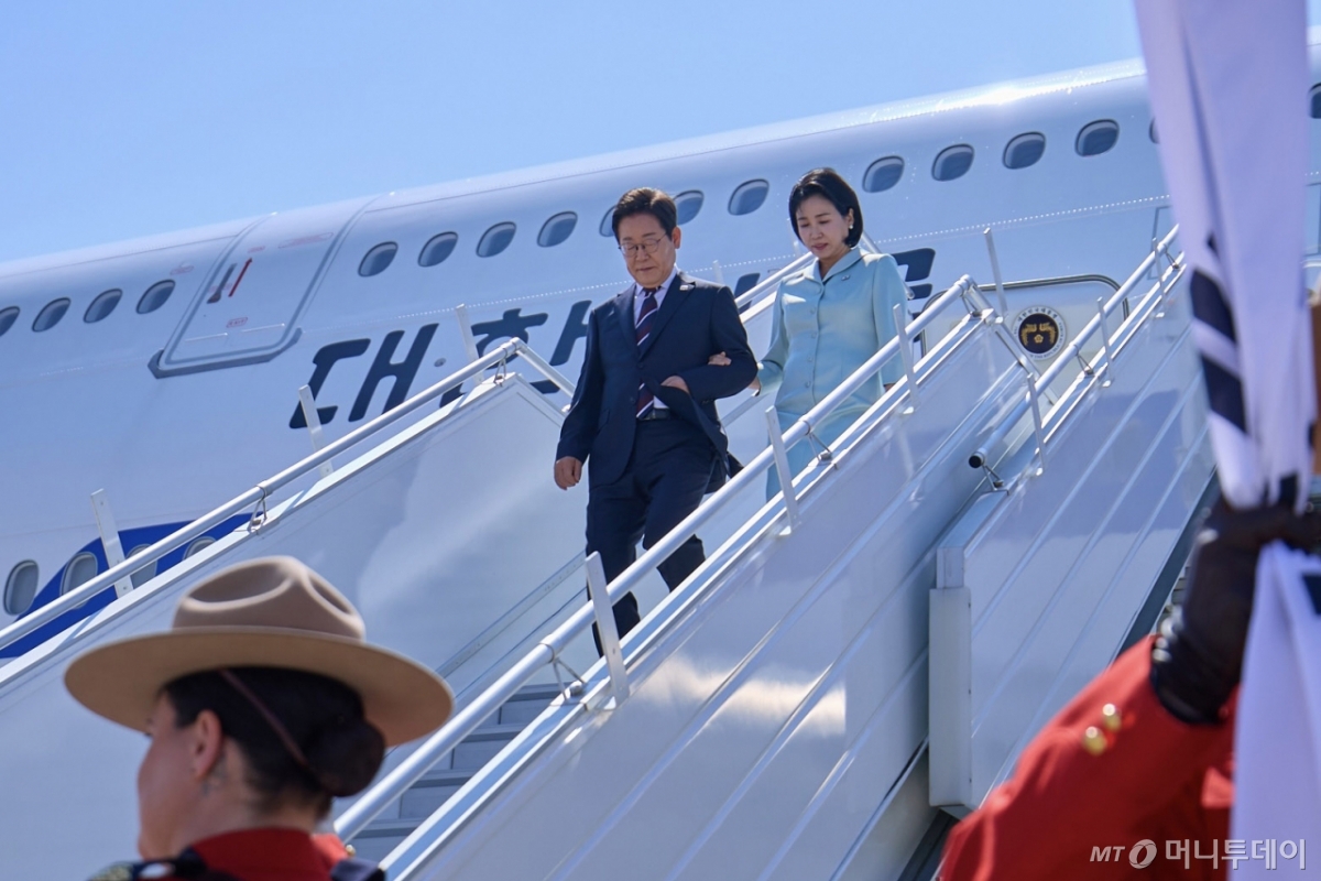 (서울=뉴스1) 박지혜 기자 = 대통령실은 주요 7개국(G7) 정상회의에 참석한 이재명 대통령이 16일(현지시간) 캐나다 앨버타주 캘거리국제공항에 도착해 김혜경 여사와 공군 1호기에서 내리는 모습을 19일 SNS를 통해 공개했다. (이재명 대통령 SNS.  재판매 및 DB 금지)  2025.6.19/뉴스1  Copyright © 뉴스1. All rights reserved. 무단 전재 및 재배포,  AI학습 이용 금지. /사진=(서울=뉴스1) 박지혜 기자