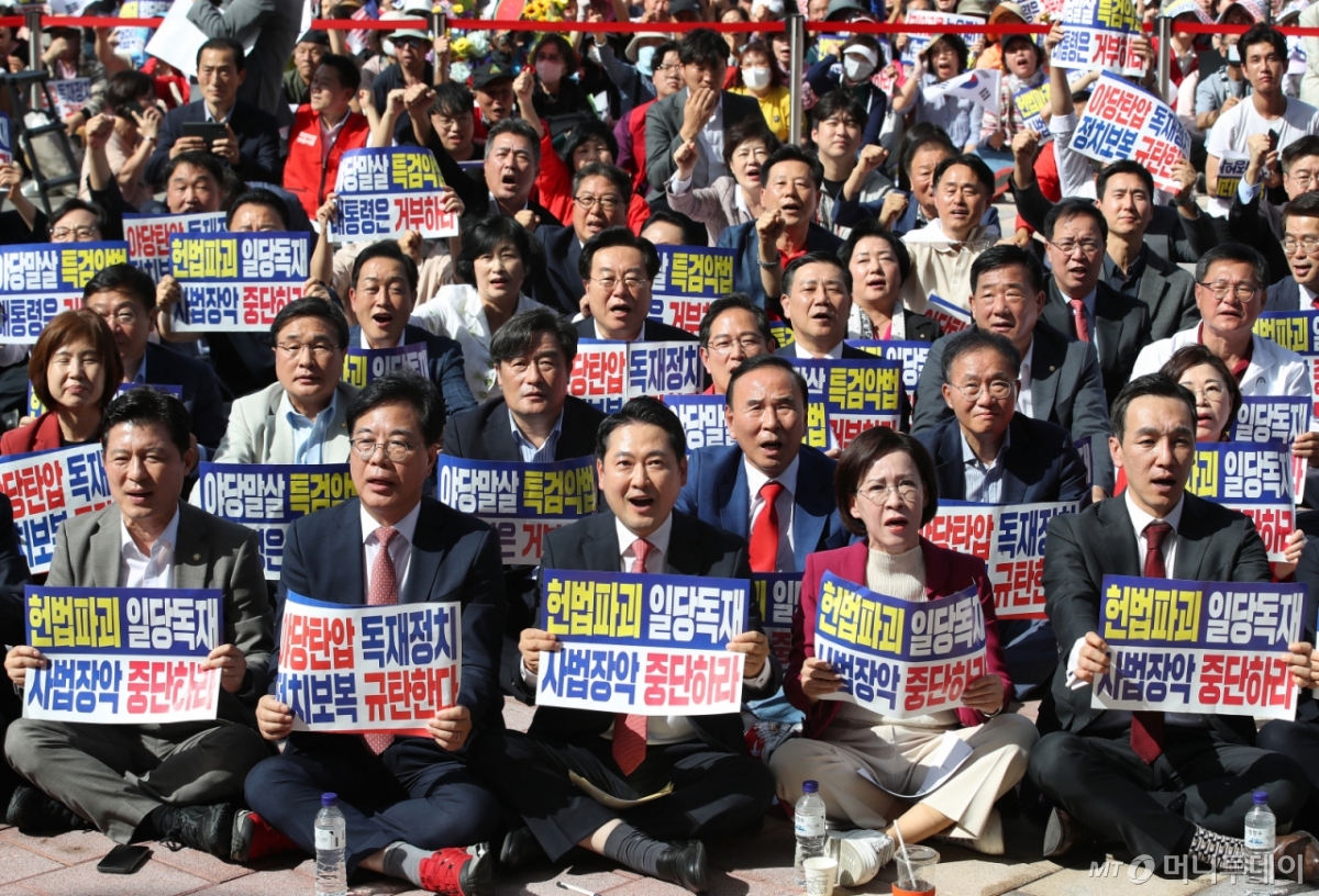[대구=뉴시스] 이무열 기자 = 장동혁 국민의힘 대표와 송언석 원내대표를 비롯한 국민의힘 관계자들이 21일 대구 동구 동대구역 광장에서 열린 야당탄압·독재정치 국민 규탄대회에 참석해 구호를 외치고 있다. 2025.09.21. lmy@newsis.com /사진=이무열