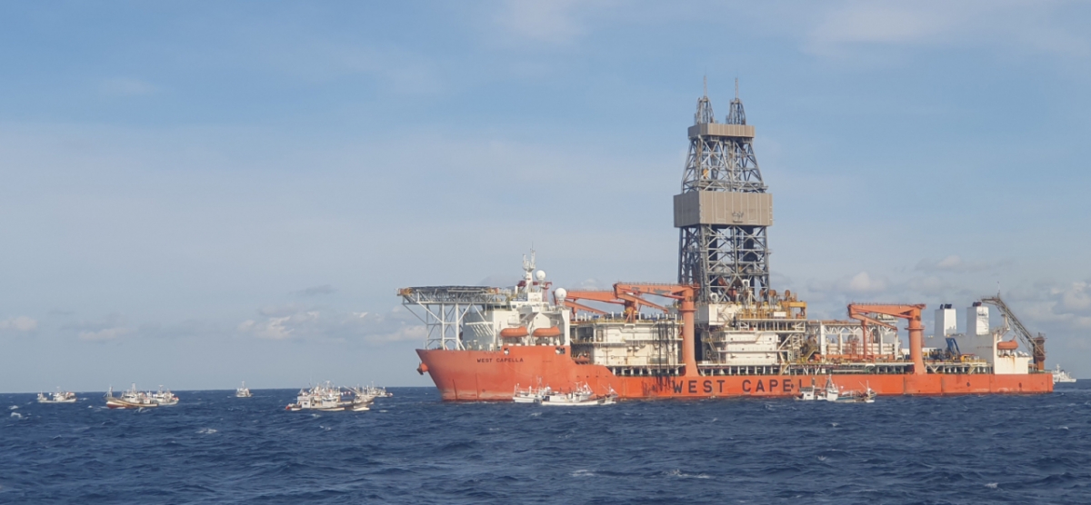 동해 심해 가스·석유전 개발사업인 '대왕고래' 탐사 시추선 '웨스트 카펠라호'가 20일 경북 포항시 남구 구룡포 앞 바다에서 시추 작업에 돌입한 가운데 홍게 잡이 어선들이 해상 시위를 하고 있다.  (사진=포항해양경찰서 제공) 2024.12.20. *재판매 및 DB 금지 /사진=뉴시스