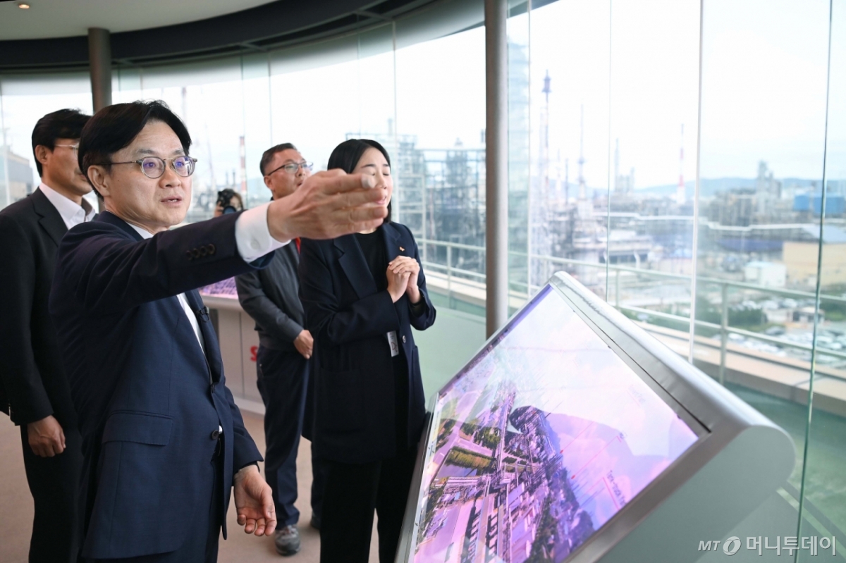 [서울=뉴시스] 홍효식 기자 = 김정관 산업통상자원부 장관이 19일 울산 남구 석유화학산업단지 내 SK지오센트릭을 방문해 관계자로부터 운영현황 및 애로사항을 청취한 후 생산 및 안전관리 현황 등을 점검하고 있다. (사진=산업통상자원부 제공) 2025.09.19. photo@newsis.com *재판매 및 DB 금지 /사진=