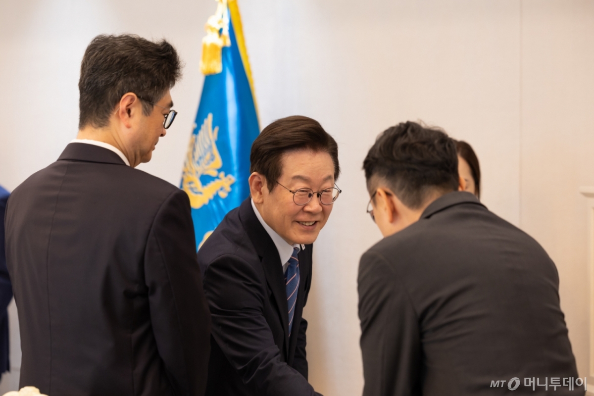 (서울=뉴스1) 이재명 기자 = 이재명 대통령이 18일 서울 용산 대통령실 청사에서 열린 증권사 리서치센터장 오찬 간담회에서 참석자들과 인사를 나누고 있다.?(대통령실 제공. 재판매 및 DB 금지) 2025.9.18/뉴스1 Copyright © 뉴스1. All rights reserved. 무단 전재 및 재배포, AI학습 이용 금지. /사진=(서울=뉴스1) 이재명 기자