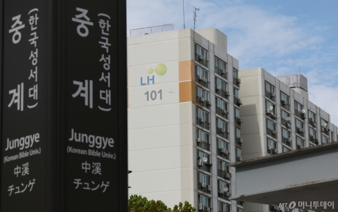 7일 서울 노원구 중계 주공1단지의 모습.   정부가 이날 발표한 ‘주택공급 확대방안’에 따르면 서울 강남, 강서, 노원 등의 노후 공공 공공임대주택이 중산층도 입주 가능한 양질의 공공임대·분양 혼합 단지로 바뀐다.   해당 아파트는 지난해부터 추진 중인 시범사업과 관련해 승인 준비 중이다./사진=뉴스1