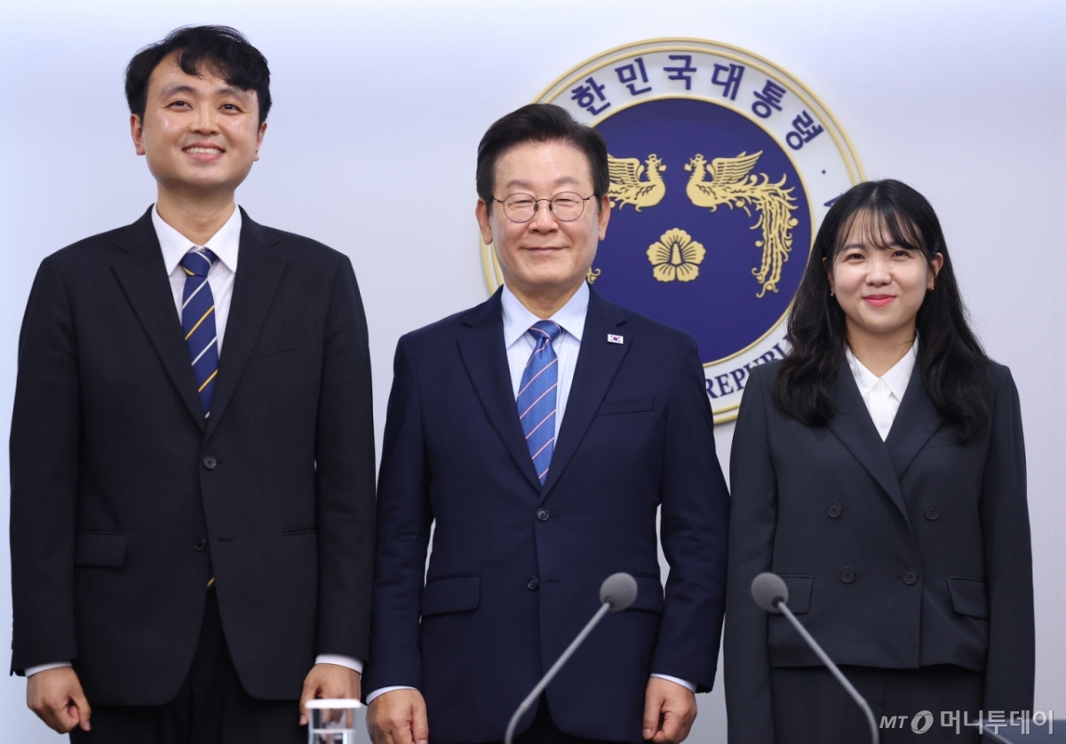 [서울=뉴시스] 최동준 기자 = 이재명 대통령이 18일 서울 용산 대통령실 청사에서 열린 수석보좌관회의에서 이주형(왼쪽), 최지원 청년담당관에게 임명장 수여 후 기념촬영을 하고 있다. (대통령실통신사진기자단) 2025.09.18. photocdj@newsis.com /사진=