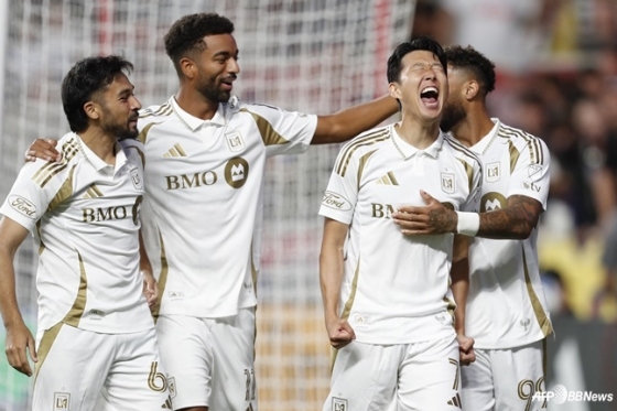 손흥민(오른쪽에서 두 번째)의 18일 오전 10시 30분(한국시간) 미국 유타주 아메리칸 퍼스트 필드에서 열린 레알 솔트레이크와 2025시즌 메이저리그 사커(MLS) 정규리그 득점을 축하하는 로스앤젤레스FC(LAFC) 동료들. /AFPBBNews=뉴스1