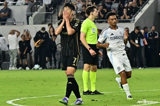 손흥민(왼쪽)이 1일 오전 11시 45분(한국시간) 미국 로스앤젤레스의 BMO 스타디움에서 열린 2025시즌 미국 메이저리그 사커(MLS) 서부 컨퍼런스 29라운드 홈 경기 중 득점에 실패하자 두 손으로 얼굴을 감싸고 있다. /AFPBBNews=뉴스1