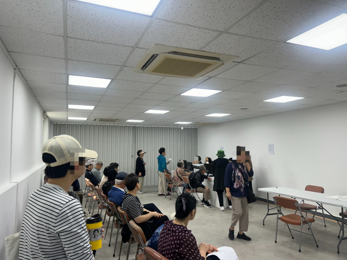 22일 오전 9시5분쯤 서울 마포구 망원1동주민센터에는 2차 민생회복 소비쿠폰을 받기 위해 주민 20여명이 모여있다. /사진=김지현 기자.