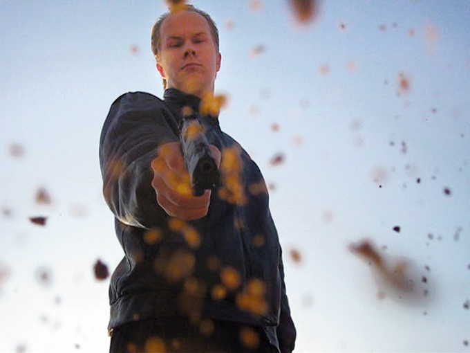 2008년 9월23일(현지시간) 핀란드 카우하요키 직업학교에서 약 1시간 30분 동안 총기를 난사해 10명을 살해한 후 자살한 마티 사리가 범행 수주 전 유튜브에 올린 영상 캡처. 이 영상 속 사리는 "다음은 네가 죽을 것이다"라고 외치며 카메라를 향해 네 발의 총격을 가했다./AFPBBNews=뉴스1