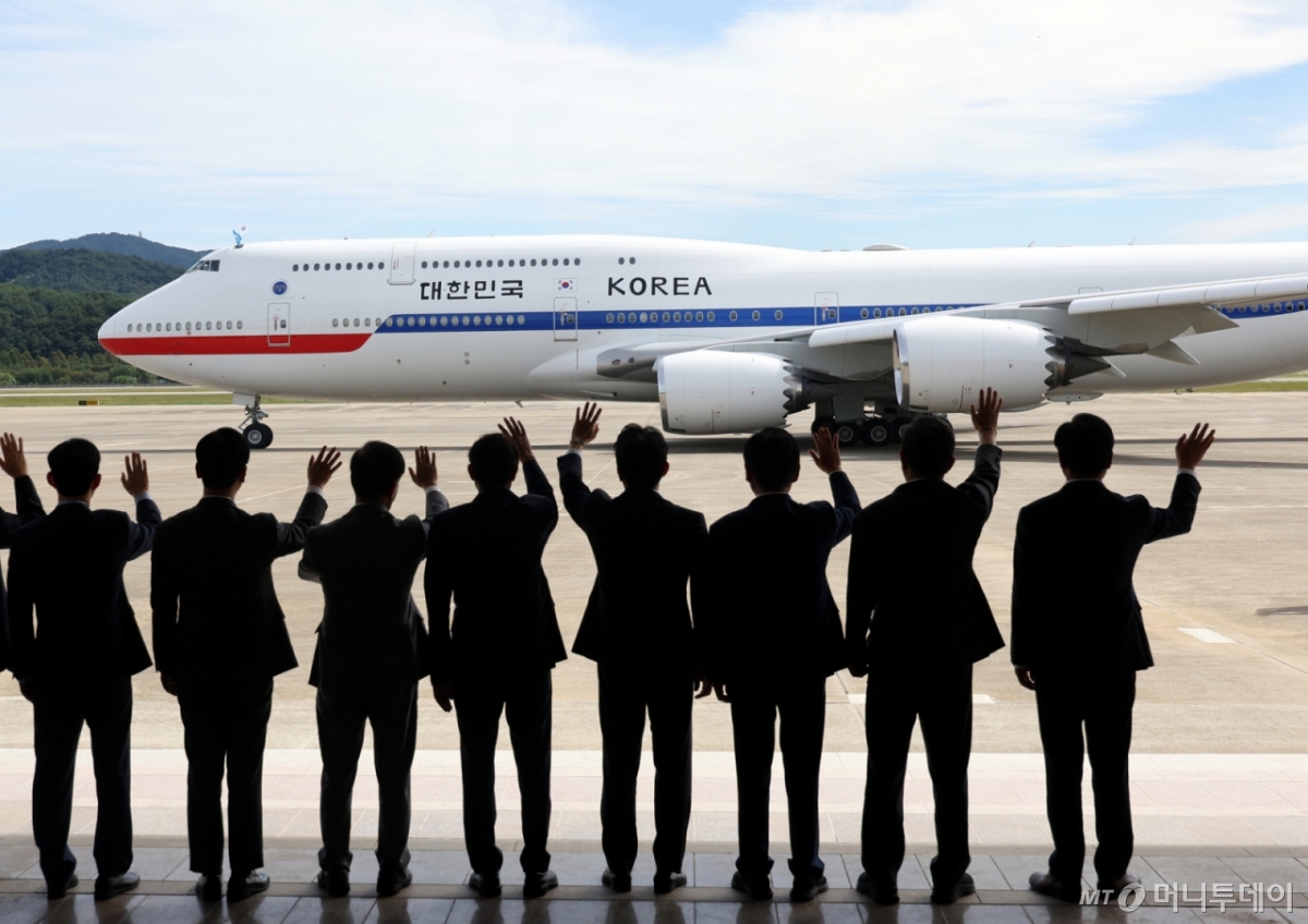 (성남=뉴스1) 황기선 기자 = 강훈식 대통령 비서실장 등 환송객들이 22일 오전 경기도 성남 서울공항에서 이재명 대통령이 탑승한 공군1호기를 향해 손을 흔들고 있다. 2025.9.22/뉴스1 Copyright © 뉴스1. All rights reserved. 무단 전재 및 재배포, AI학습 이용 금지. /사진=(성남=뉴스1) 황기선 기자