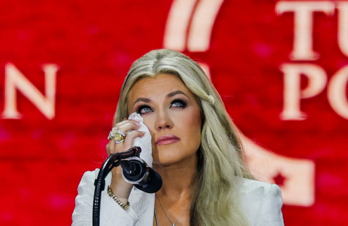 피살된 보수 논객 찰리 커크의 부인 에리라 커크가 21일(현지시간) 애리조나주 글렌데일의 스테이트 팜 스타디움에서 열린 찰리 커크의 추도식에서 연설하고 있다. 2025.9.21  /로이터=뉴스1