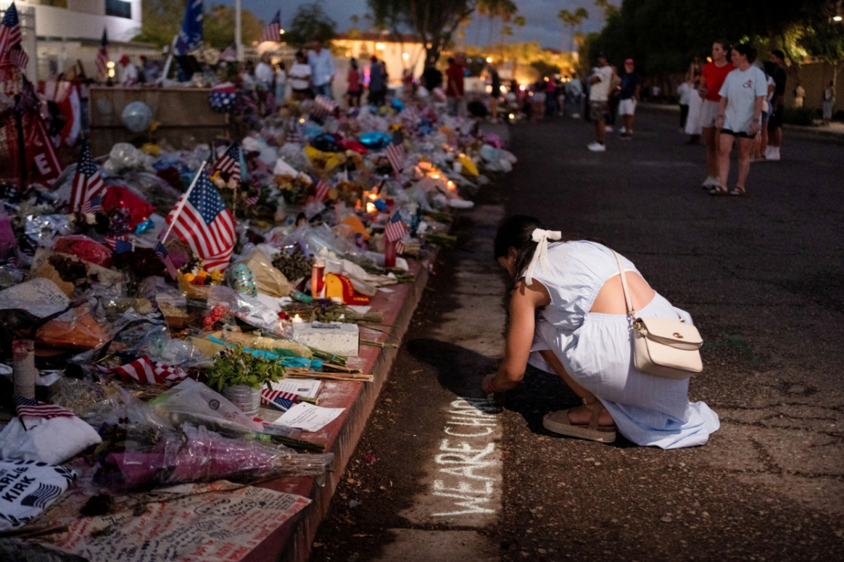  21일(현지시간) 미국 애리조나주 피닉스에 있는 '터닝포인트USA' 본사에서 열린 보수 청년 활동가 찰리 커크 추모식에 시민들이 모여 애도하고 있다. 터닝포인트USA의 대표이자 공동 창립자인 찰리 커크는 지난 10일 유타 밸리 대학교에서 열린 '아메리칸 컴백 투어' 행사에서 연설 도중 총에 맞아 숨졌다. 2025.09.21.  /로이터=뉴스1