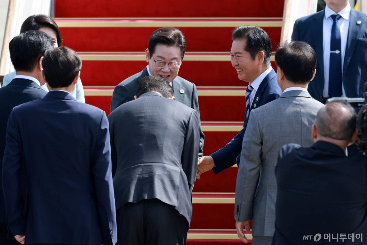 [성남=뉴시스] 고범준 기자 = 이재명 대통령이 제80차 유엔총회 참석차 미국 뉴욕을 방문하기 위해 22일 경기 성남 서울공항에 도착해 공군 1호기에 탑승하기 전 정청래 더불어민주당 대표, 김병기 더불어민주당 원내대표 등 환송 인사들과 인사를 하고 있다. 2025.09.22. bjko@newsis.com /사진=고범준