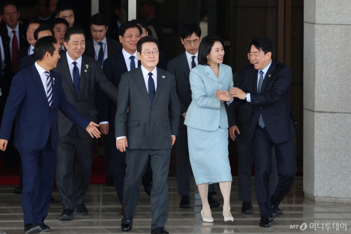 (성남=뉴스1) 황기선 기자 = 강훈식 대통령 비서실장이 22일 오전 경기도 성남 서울공항에서 미국으로 출국하는 이재명 대통령 부인 김혜경 여사에게 가운데 자리를 권하고 있다. 2025.9.22/뉴스1  Copyright © 뉴스1. All rights reserved. 무단 전재 및 재배포,  AI학습 이용 금지. /사진=(성남=뉴스1) 황기선 기자