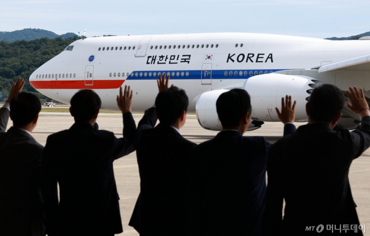 [성남=뉴시스] 고범준 기자 = 김병기 더불어민주당 원내대표, 정청래 더불어민주당 대표, 강훈식 비서실장, 우상호 정무수석, 김병욱 정무비서관 등 환송 인사들이 22일 경기 성남 서울공항에서 제80차 유엔총회 참석차 미국 뉴욕으로 출국하는 이재명 대통령이 탑승한 공군 1호기를 향해 손 흔들고 있다. 2025.09.22. bjko@newsis.com /사진=고범준