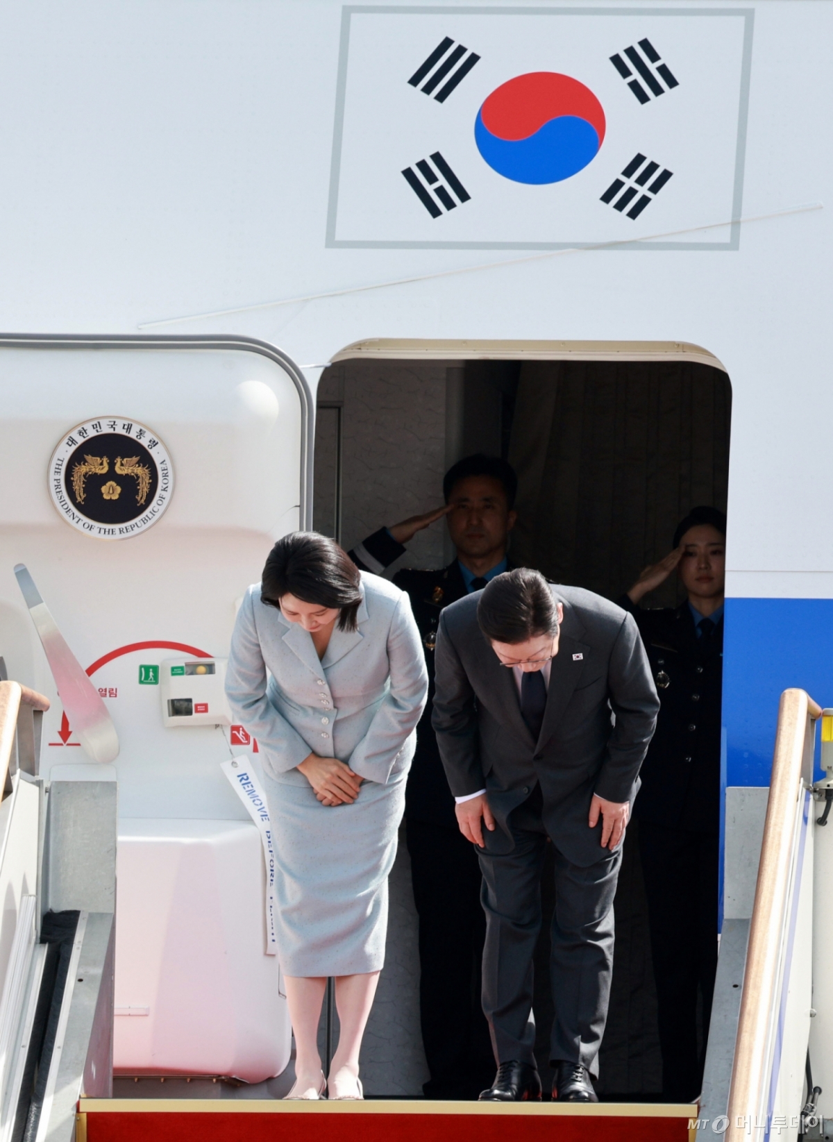 [성남=뉴시스] 고범준 기자 = 이재명 대통령과 김혜경 여사가 제80차 유엔총회 참석차 미국 뉴욕을 방문하기 위해 22일 경기 성남 서울공항에 도착해 공군 1호기에 탑승하며 인사하고 있다. 2025.09.22. bjko@newsis.com /사진=고범준