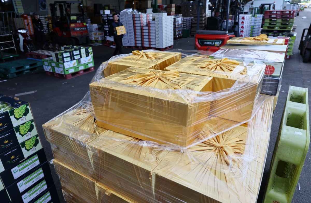 추석을 2주 앞둔 22일 서울 송파구 가락농수산물도매시장 과일동에 과일상자들이 쌓여 있다. /사진=뉴스1