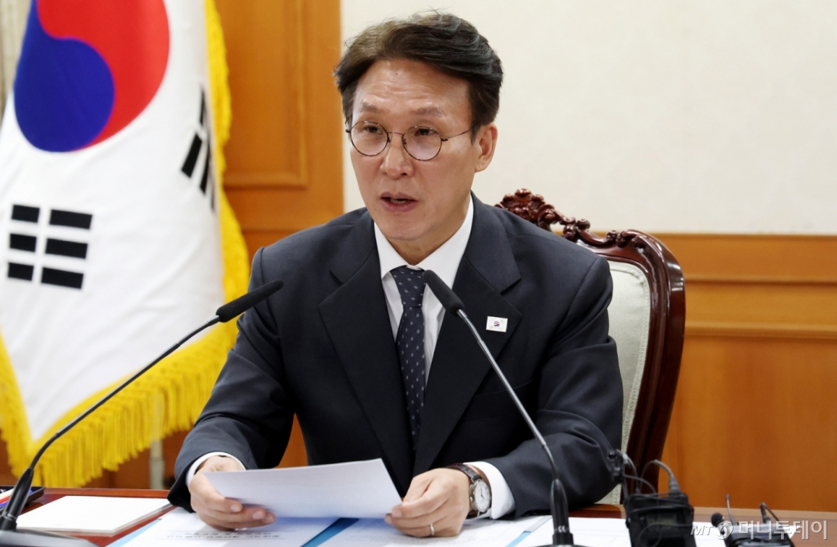 김민석 국무총리가 22일 오전 서울 종로구 정부서울청사에서 열린 통신사 및 금융사 해킹사고 관련 긴급현안점검회의를 주재하고 있다./사진=뉴시스