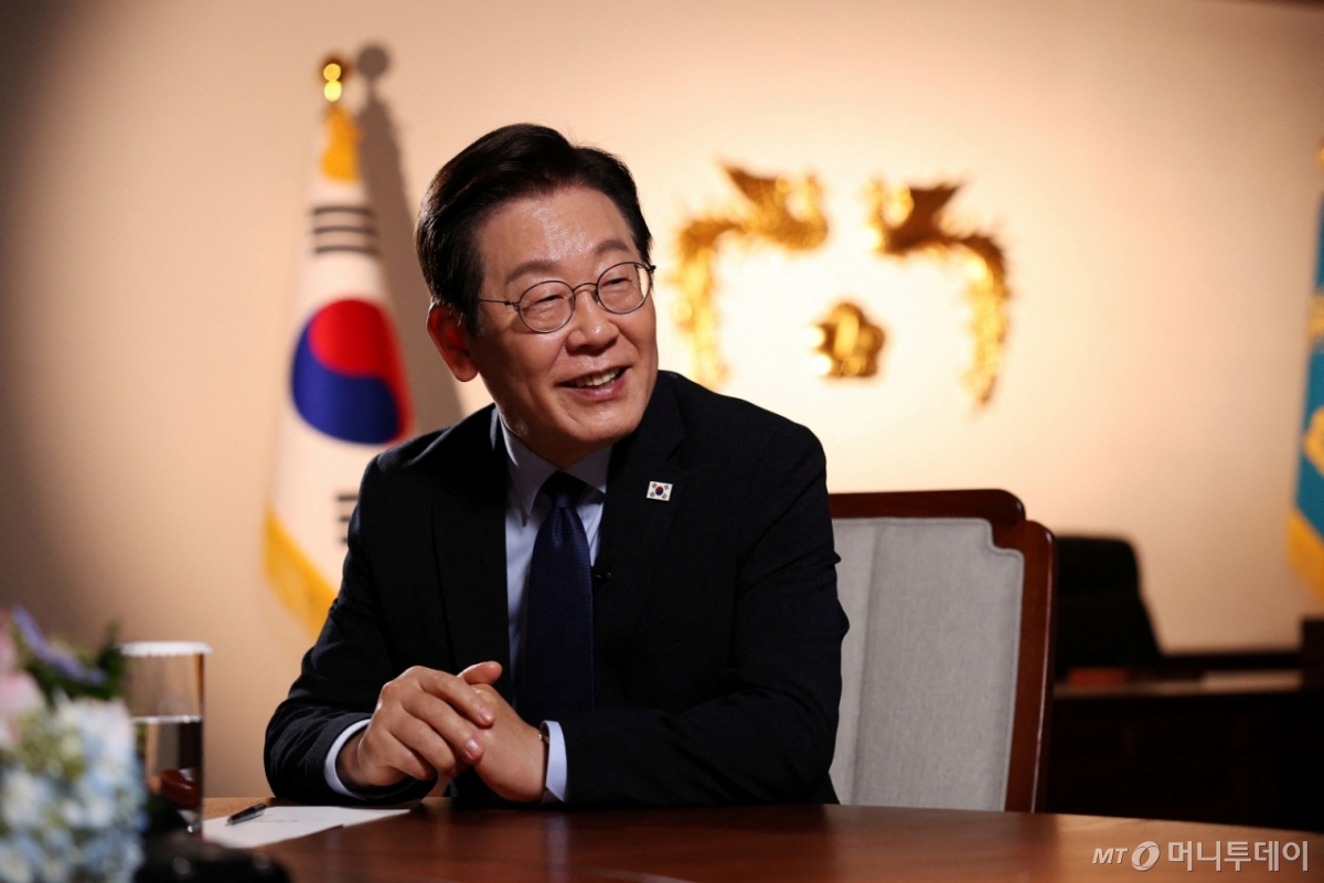 (서울 로이터=뉴스1) 류정민 특파원 = 이재명 대통령이 지난 19일(현지시간) 용산 대통령실에서 로이터 통신과 인터뷰하며 미국과의 무역협상, 조지아주 한국인 근로자 구금사태 등에 대한 견해를 밝히고 있다. 2025.09.21.  ⓒ 로이터=뉴스1  Copyright © 뉴스1. All rights reserved. 무단 전재 및 재배포,  AI학습 이용 금지. /사진=(서울 로이터=뉴스1) 류정민 특파원