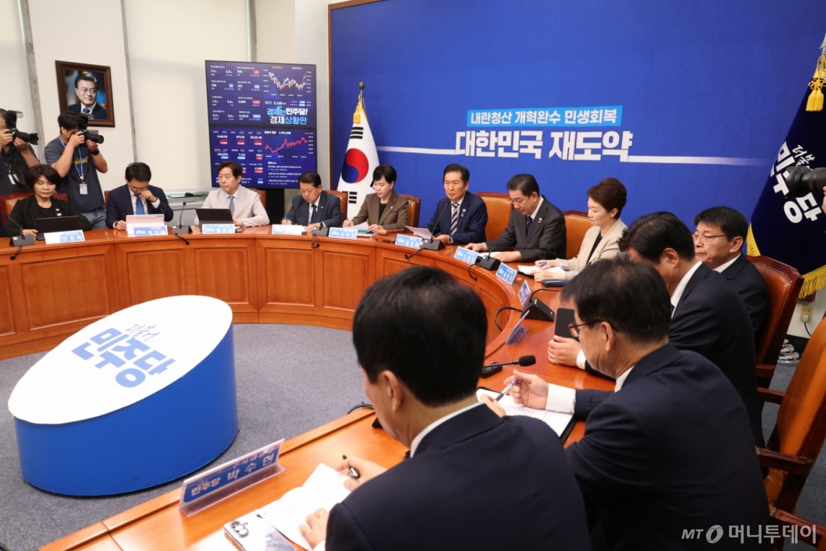 정청래 더불어민주당 대표가 22일 오후 서울 여의도 국회에서 열린 최고위원회의에서 발언을 하고 있다. /사진=뉴시스/AP=뉴시스