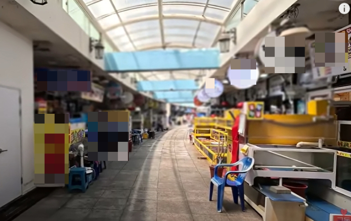 강원도 속초시 대포항 수산시장이 여름 성수기에도 불구하고 좀처럼 활기를 되찾지 못했다. /사진=유튜브 채널 '여우대장' 캡처