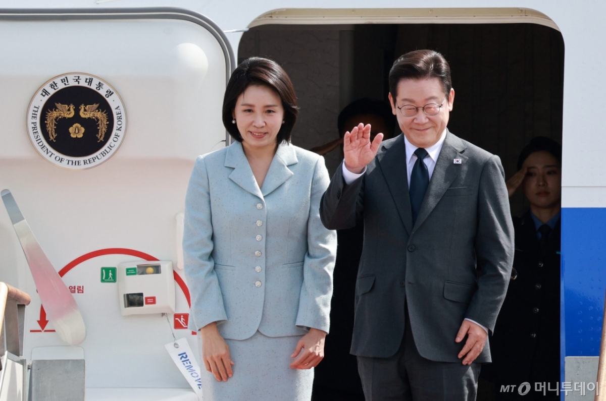 [성남=뉴시스] 고범준 기자 = 이재명 대통령과 김혜경 여사가 제80차 유엔총회 참석차 미국 뉴욕을 방문하기 위해 22일 경기 성남 서울공항에 도착해 공군 1호기에 탑승하며 인사하고 있다. 2025.09.22. 