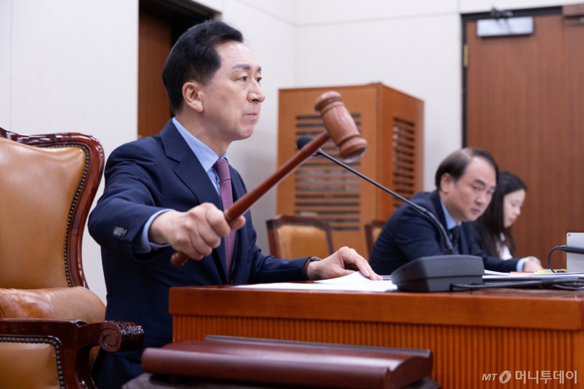 (서울=뉴스1) 이승배 기자 = 김기현 아시아태평양경제협력체(APEC) 정상회의 지원 특별위원장이 22일 서울 여의도 국회에서 열린 제429회국회(정기회) 제4차 전체회의에서 2025 경주 APEC 정상회의 성공개최 및 한반도 평화·번영을 위한 국회 결의안을 의결하고 있다. 2025.9.22/뉴스1 Copyright © 뉴스1. All rights reserved. 무단 전재 및 재배포, AI학습 이용 금지. /사진=(서울=뉴스1) 이승배 기자