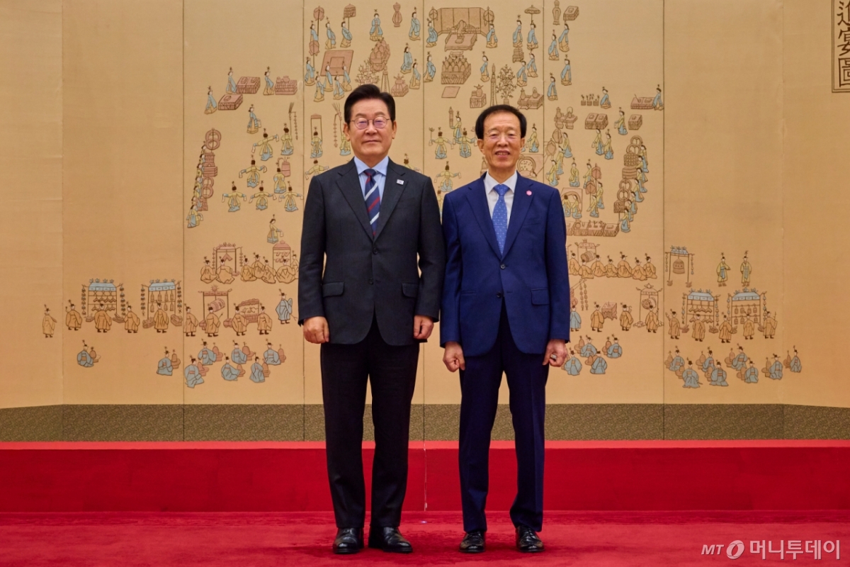 (서울=뉴스1) 이재명 기자 = 이재명 대통령이 15일 서울 용산 대통령실 청사에서 열린 임명장 수여식에서 이석연 국민통합위원장에게 위촉장을 수여한 후 기념촬영을 하고 있다. (대통령실 제공. 재판매 및 DB 금지) 2025.9.15/뉴스1 Copyright © 뉴스1. All rights reserved. 무단 전재 및 재배포, AI학습 이용 금지. /사진=(서울=뉴스1) 이재명 기자