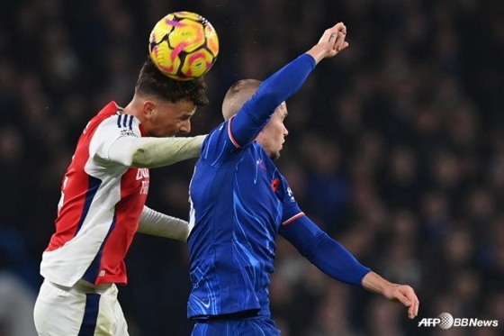 아스널 수비수 벤 화이트(왼쪽)와 공중볼 경합하는 무드리크. /AFPBBNews=뉴스1