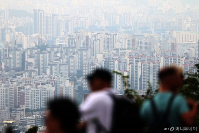 (서울=뉴스1) 황기선 기자 = 대출 규제의 여파로 7월 전국 아파트 거래량과 거래금액이 큰 폭으로 줄었다. 16일 부동산플래닛에 따르면 7월 전국 아파트 거래는 3만 4360건으로 집계됐다. 이는 전월(5만 3275건) 대비 35.5% 감소한 수치다. 서울의 거래량은 1만 937건에서 3948건으로 63.9% 감소했다. 사진은 이날 서울시내 아파트의 모습. 2025.9.16/뉴스1 Copyright (C) 뉴스1. All rights reserved. 무단 전재 및 재배포, AI학습 이용 금지. /사진=(서울=뉴스1) 황기선 기자